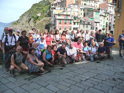 Il CAI Verbano in trekking alle Cinque Terre: foto di gruppo a Riomaggiore