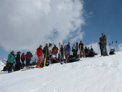 Il CAI Verbano con le racchette da neve e con gli sci sull’Hohture da Rotwald: sulla cima