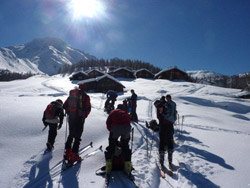 Il CAI Verbano con le ciaspole e con gli sci alla spianata di Maderlicke (Vallese) da Rothwald: Alpe Wasenalp al sorgere del sole