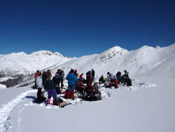 Il CAI Verbano con le ciaspole e con gli sci alla spianata di Maderlicke (Vallese) da Rothwald: pausa pranzo nella spianata di Maderlicke