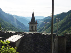 Il CAI Verbano in Val Onsernone: il campanile della Chiesa di Comologno con la valle sullo sfondo