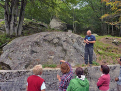 Il CAI Verbano in Val Loana con il dott. Geologo Giovanni Capulli. Sosta lungo la strada carrozzabile della Val Loana dove è presente un importante esempio di pietra ollare.