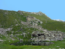 Escursione al Pizzo Ragno con il CAI Verbano: laghi del Geccio e sullo sfondo il Pizzo Ragno