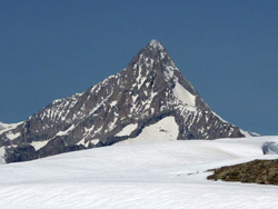 Il CAI Verbano con le ciaspole allo Spitzhoerly: il Bietschhorn m 3934, al teleobiettivo visto da Uesserie Nanzliche m 2602, è una delle montagne più alte delle Alpi Bernesi