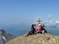 Il CAI Verbano con il Giovanile del CAI Frascati: alta Val Formazza, i ragazzi raccolti sulla cima del Blinnenhorn