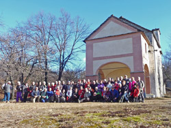 Il CAI Verbano sui sentieri dell'entroterra verbanese: foto di gruppo davanti al Santuario della Madonna del Patrocinio, lungo la vecchia mulattiera che da Bieno e Santino portava a Ompio