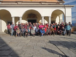 Il CAI Verbano sui sentieri dell'entroterra verbanese: foto di gruppo davanti alla Chiesa di San Brizio a Cossogno