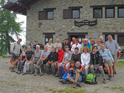 Il CAI Verbano in Val d’Aosta nel Parco Naturale del Monte Avic: foto di gruppo al Rifugio Barbustel