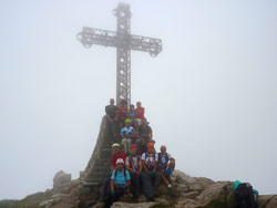 CAI Verbano - Ferrata del Limbo al Monte Mucrone: foto di gruppo sotto la Croce dell'anticima