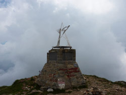 CAI Verbano - Ferrata del Limbo al Monte Mucrone: il logo del 150° del CAI sulla cima