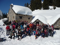 CAI Verbano - Con le ciaspole all'Alpe Genuina: i gruppi CAI in foto ricordo