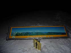 CAI Verbano - Ciaspolata in notturna alla Spalavera: la panoramica sulla cima con le montagne circostanti