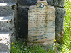 CAI Verbano: Monte Grappa e i 4444 gradini della Calà del Sasso: Lapide dedicata a Roberto Sarfatti, caduto da eroe sul Col d’Ecchele