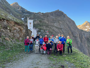 CAI Verbano - Le Guglie bianche del Lebendun (Alta Val Formazza): foto di gruppo al Rifugio Somma Lombardo 