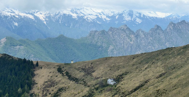 CAI Verbano - Al Rifugio del Pian Cavallone via Alpe Sunfaì - Alpe Trecciura - Pizzo e Balmìt del Monte Todano: il Pian Cavallone con il rifugio dal Pizzo del Todano