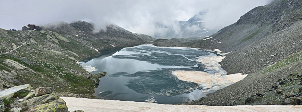 CAI Verbano - Giro del Monviso: il lago Grande di Viso con il Rifugio Quintino Sella sullo sfondo a sinistra