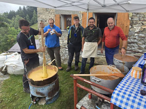 CAI Verbano - In Val Mastallone (VC) con sosta alla festa dell’Alpe Res: i cuochi volontari della festa