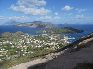 CAI Verbano - Trekking alle Isole Eolie: l'Isola di Vulcano, sullo sfondo Lipari