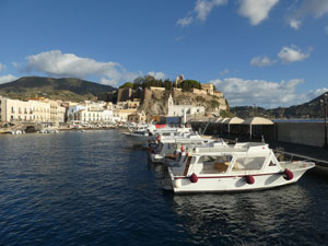 CAI Verbano - Trekking alle Isole Eolie: Lipari, il porto e la rocca con il castello