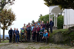 CAI Verbano - Il Grand Tour del Lago Maggiore - Tappa Intra-Cannero insieme a Letteraltura: il gruppo al Sacro Monte della Santissima Trinità di Ghiffa