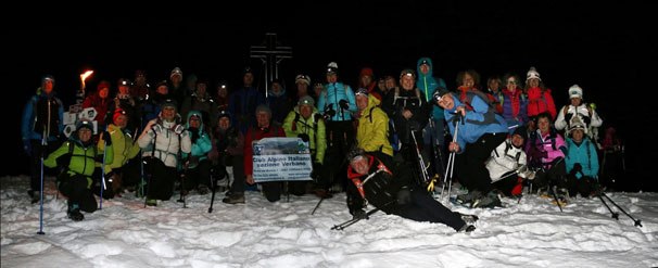 CAI Verbano - Ciaspolata in notturna allo Spalavera: foto di gruppo sulla cima