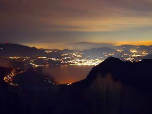 CAI Verbano - Ciaspolata in notturna allo Spalavera: il lago Maggiore e le luci delle città circostanti